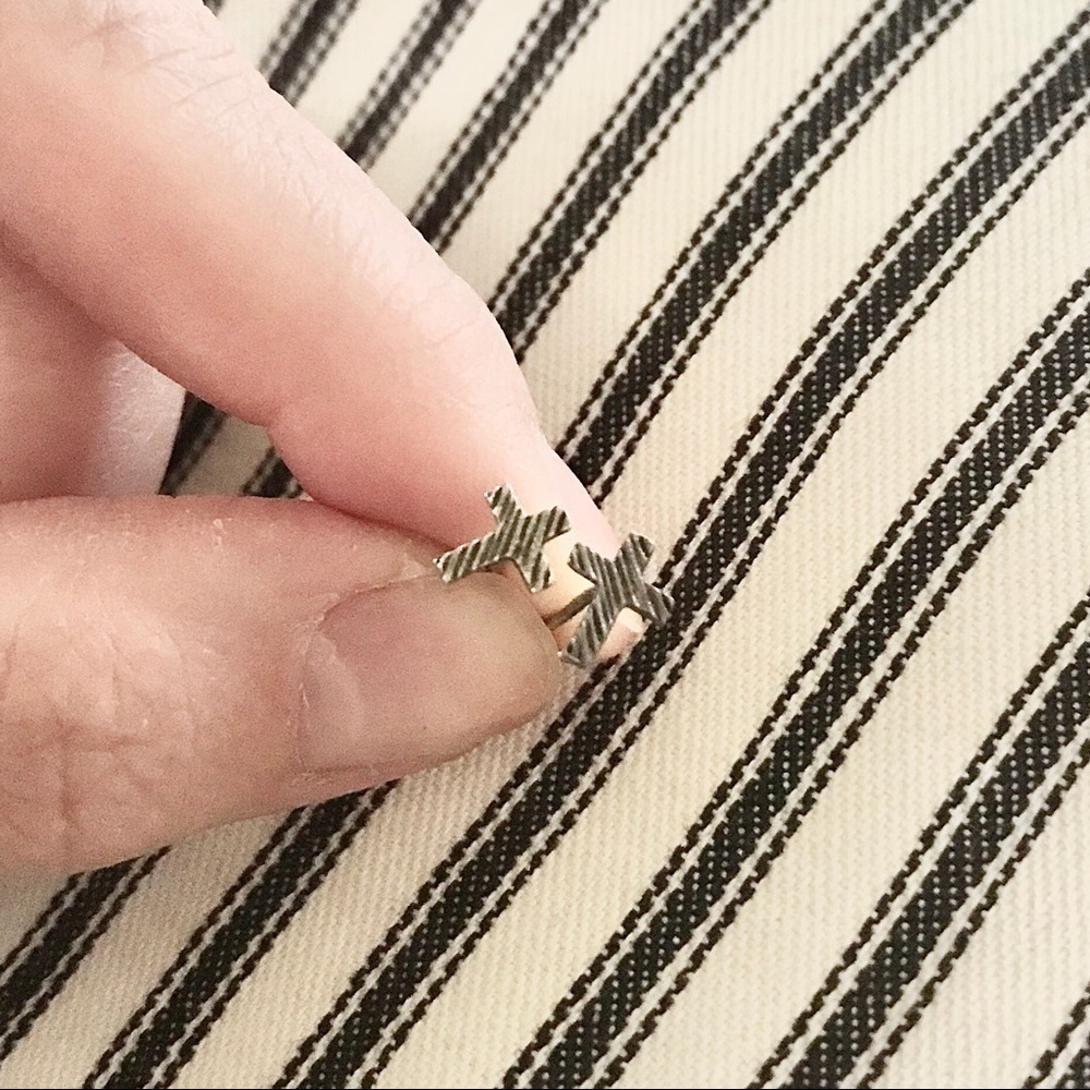 ✨FREE W/ PURCHASE✨Textured sterling silver cross stud!